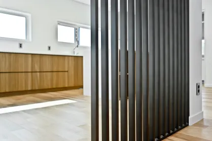 Ścianki lamelowe Woodwall i panele Softline – modne rozwiązania do strefowania przestrzeni w domu i biurze